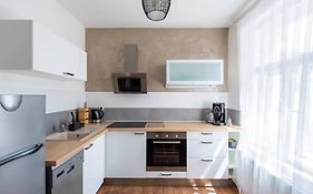 2 Bedrooms Apt Near Wenceslas Sq